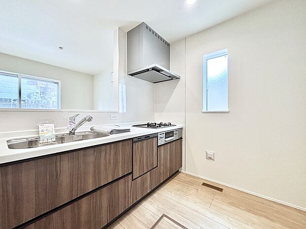 爽やかな風が通り抜けるキッチン。窓があるので明るく換気にも役立ちます。