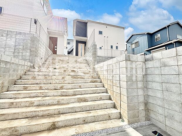 洗練された外観、上質な住空間が広がる室内は永く安心して過ごせる住居です。