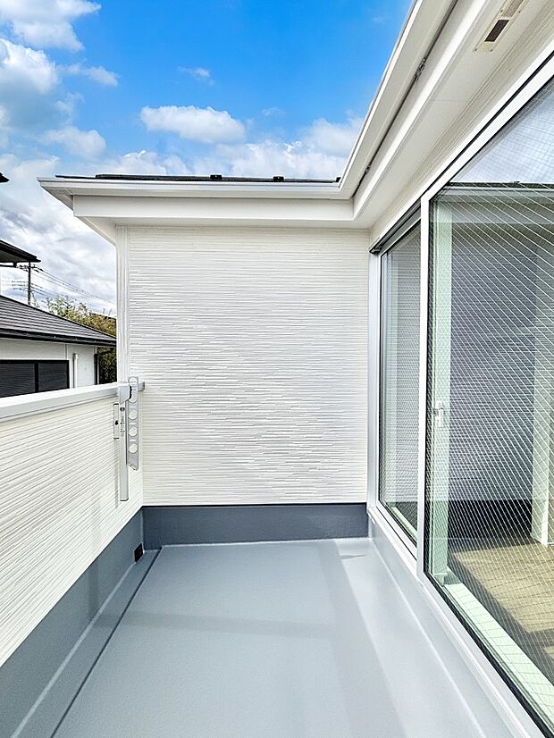 ゆったりバルコニーだから沢山お洗濯ものを干せます。