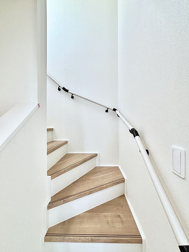 安全性を考慮し階段には手すりを設置しています