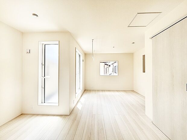ライフスタイルに合わせて2部屋として利用できる広々とした洋室。