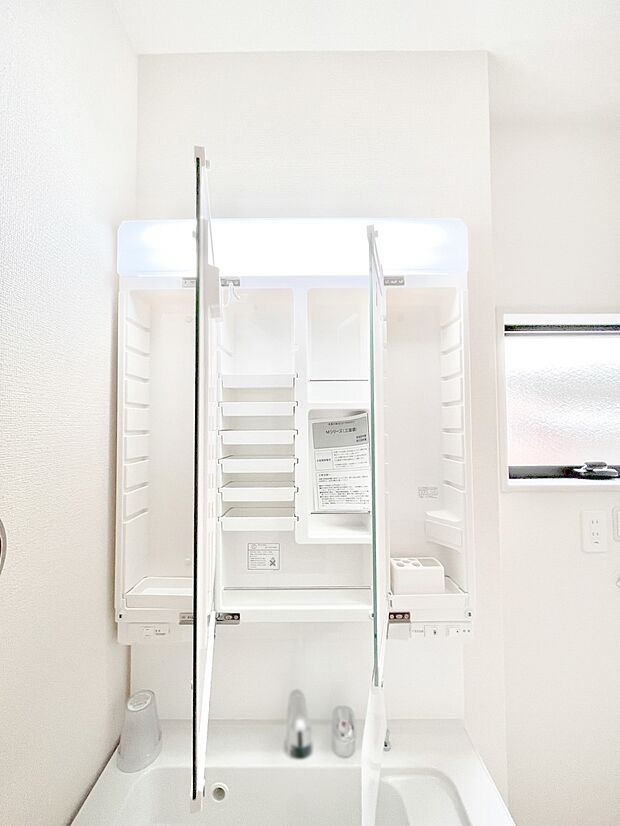 三面鏡の裏に、化粧品や衛生用品などを収納可能。洗面台をすっきりと保ちます!