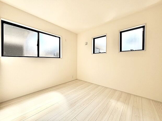 2面採光で気持ちよく自然光が取り入れられるのでお子様のお部屋にもピッタリ