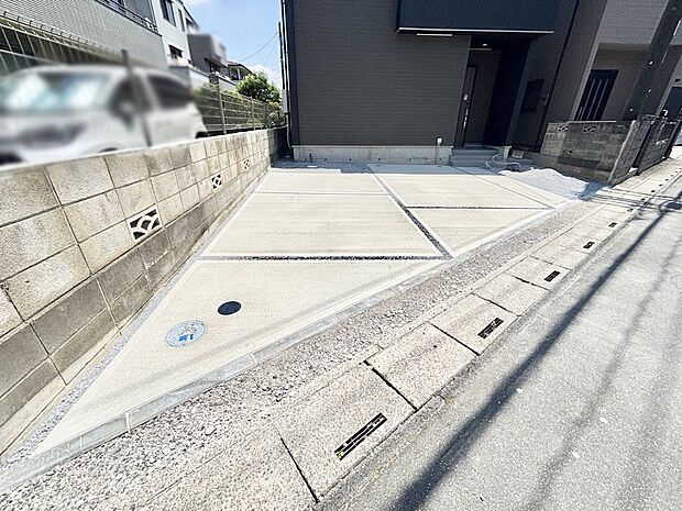 2台(車種による)駐車可!ご家族みんなの自転車も置ける広々カースペース。