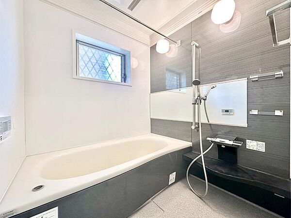 落ち着いた雰囲気でゆっくりお寛ぎいただけるバスルーム