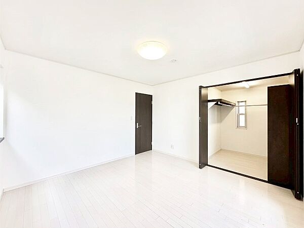 ウォークインクローゼットがあるお部屋！季節ごとの入れ替えも不要で便利です。