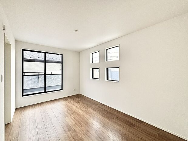 4つ並んだ窓が外観にもアクセントをプラス!日当たりの良いお部屋は気持ちが良いですね。