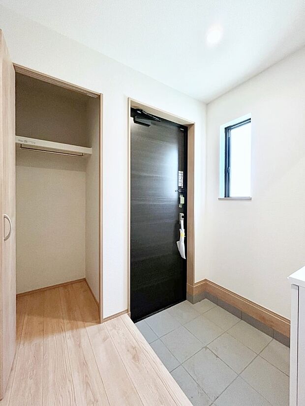 玄関ホール収納です。掃除道具やお出かけ用グッズの収納に便利です。