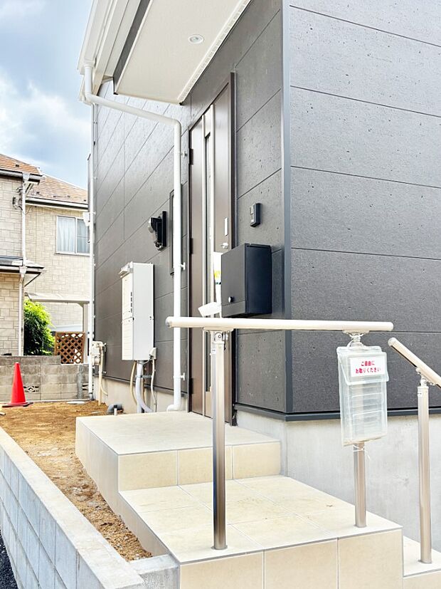住まいの顔を演出する、玄関ドア。