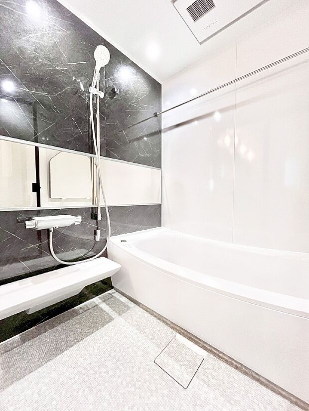 落ち着いた雰囲気でゆっくりお寛ぎいただけるバスルーム