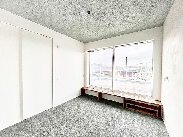 ウッドデッキが開放感をプラスしてくれる洋室