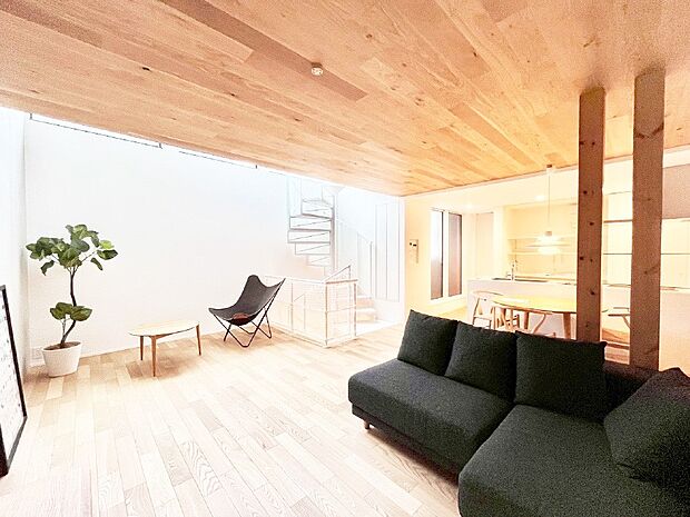 明るい陽光が注ぎ、寛ぎの雰囲気に満たされるダイニング。