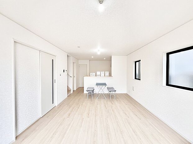 ナチュラルテイストの優しく柔らかい色使いのフローリングが素敵なリビングですね。