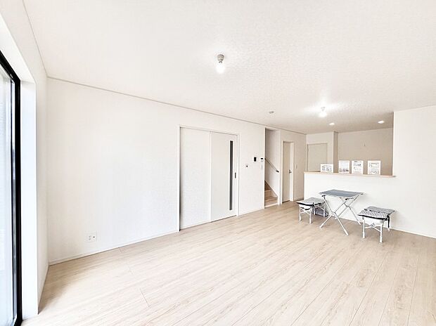 明るい陽光が注ぎ、寛ぎの雰囲気に満たされるリビング・ダイニング。