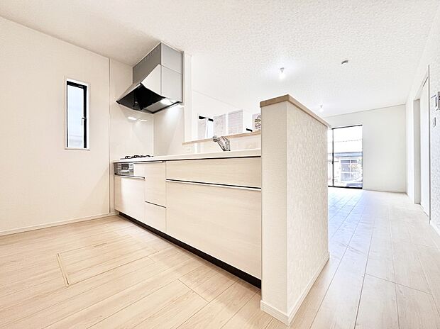 料理をしながらでもご家族との会話を楽しめる対面キッチン