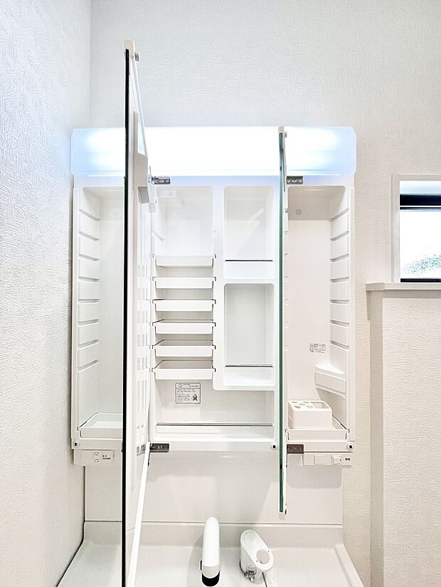 三面鏡の裏に、化粧品や衛生用品などを収納可能。洗面台をすっきりと保ちます!