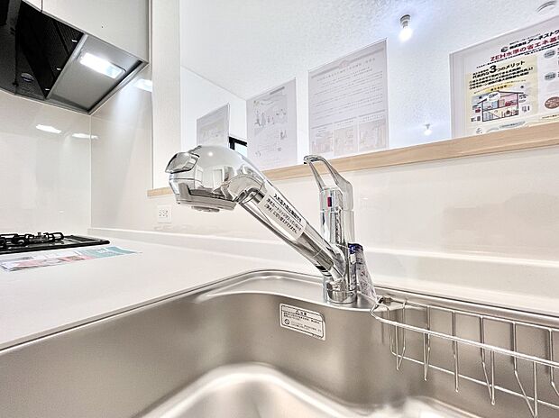 いつでも清潔なおいしいお水を。一つの水栓で水道水と浄水を使い分け。