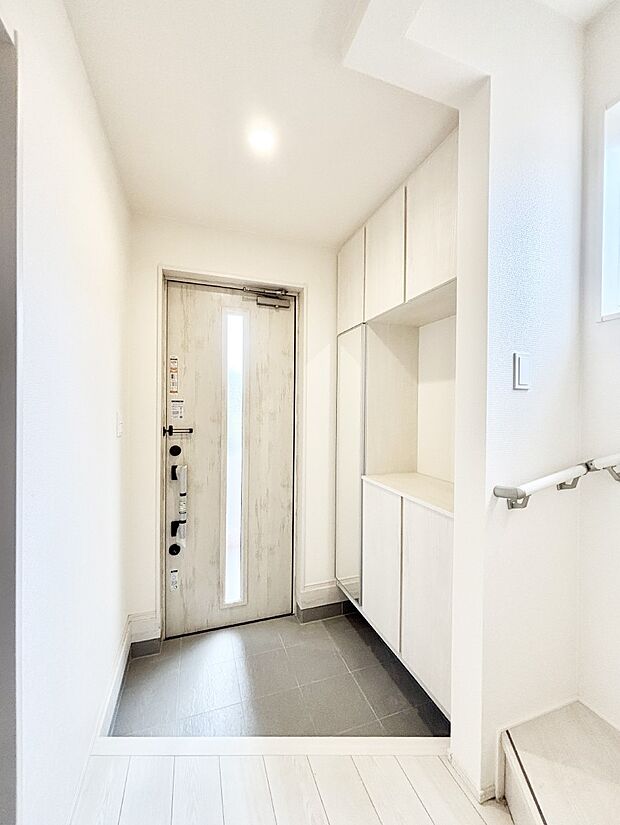 ガラススリットの入った玄関ドアが室内に光を届けてくれます