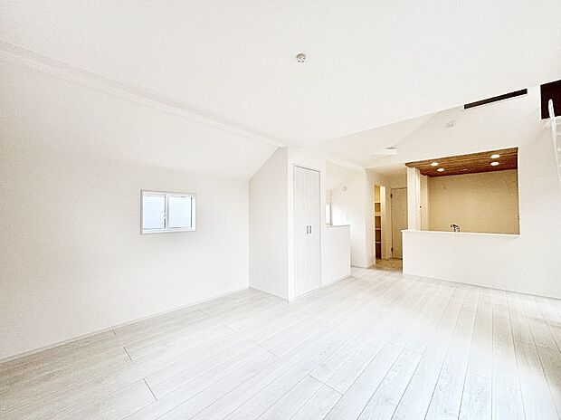 ご家族の賑やかな話し声で包まれる明るいリビング