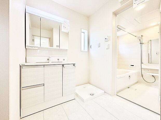 清潔感ある洗面化粧室で朝の身支度も快適