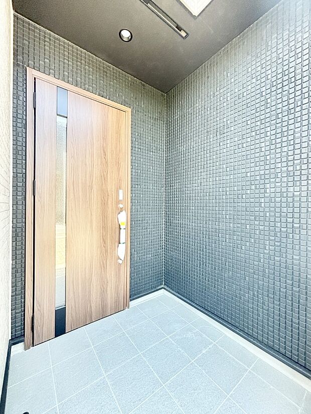 大切な家族、来客を出迎える玄関。