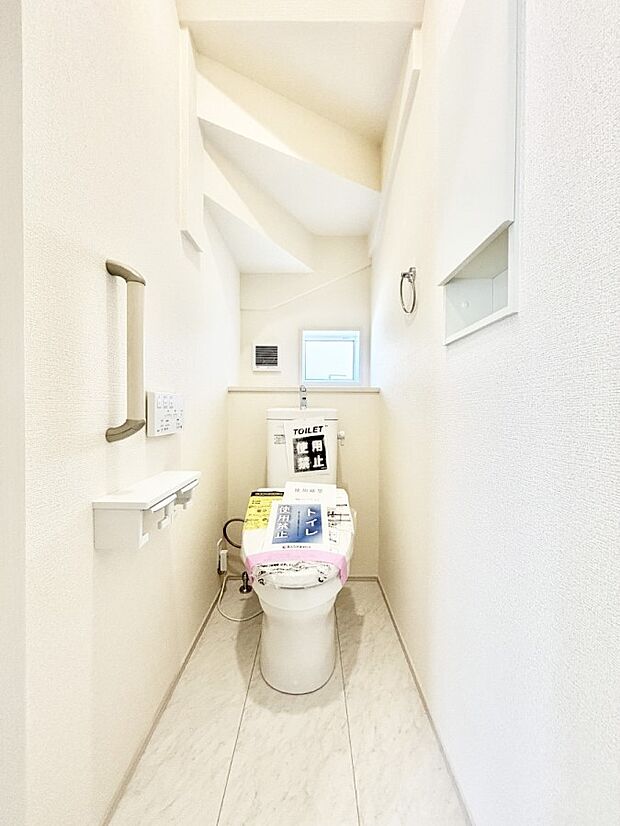 明るく清潔感のあるトイレです。