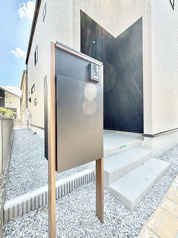シンプルデザインのポスト。