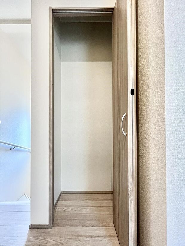 廊下収納。掃除道具や季節の小物を収納することができます。