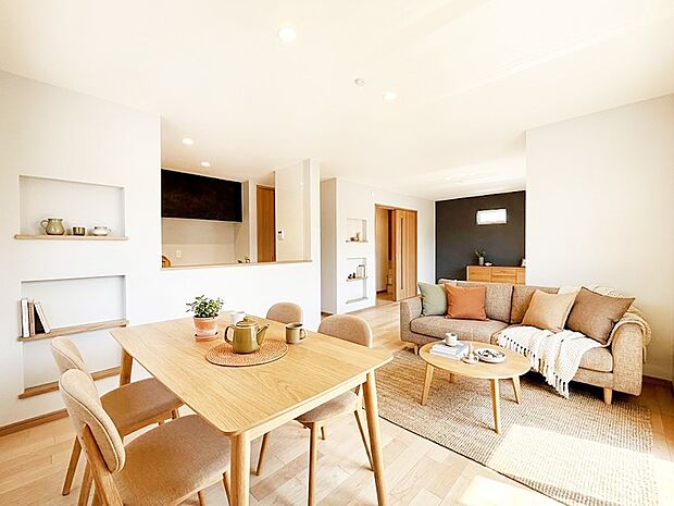 プライバシーも守れる2階リビングは明るく開放感たっぷり。　※家具はCGです