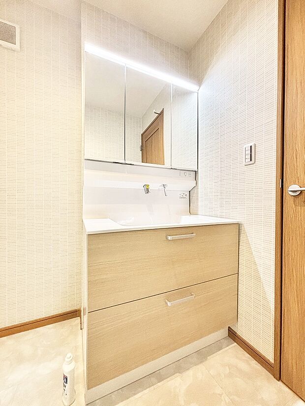 収納力と機能性に優れた洗面化粧台