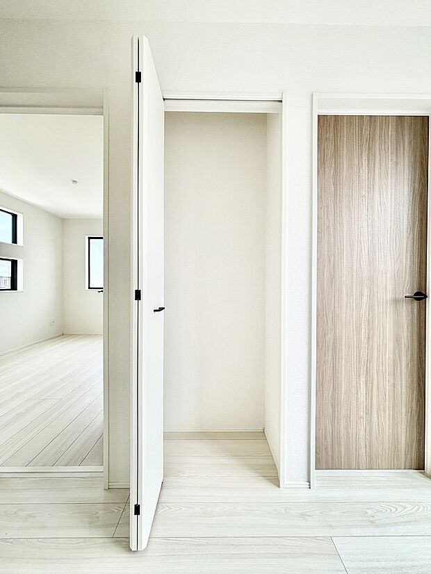 2階廊下収納。日用品のストックなどを収納することができます。