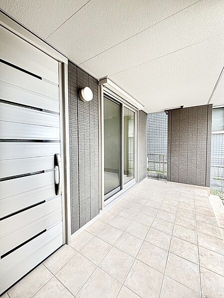 大切な家族、来客を出迎える玄関。玄関前は屋根付きで雨が降っていても濡れにくいです。