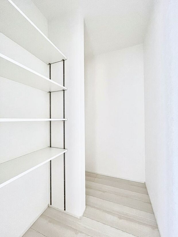 リビング収納。ここに収納があると物が集まるLDKがスッキリ片付きそうですね。