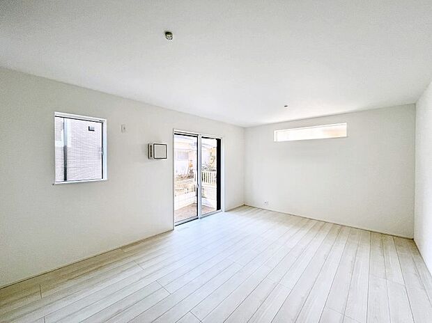 日当たりの良いリビング。お気に入りのグリーンを飾れば更に心地よさがアップ!