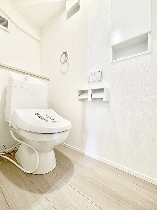 明るく清潔感のあるトイレです。