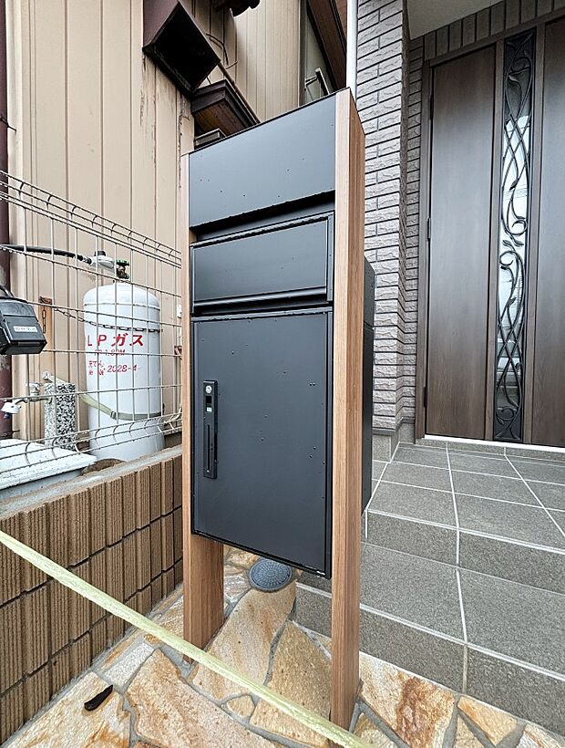 表札・インターホン・ポスト・宅配ＢＯＸが一体型となったシンプルデザインの門柱
