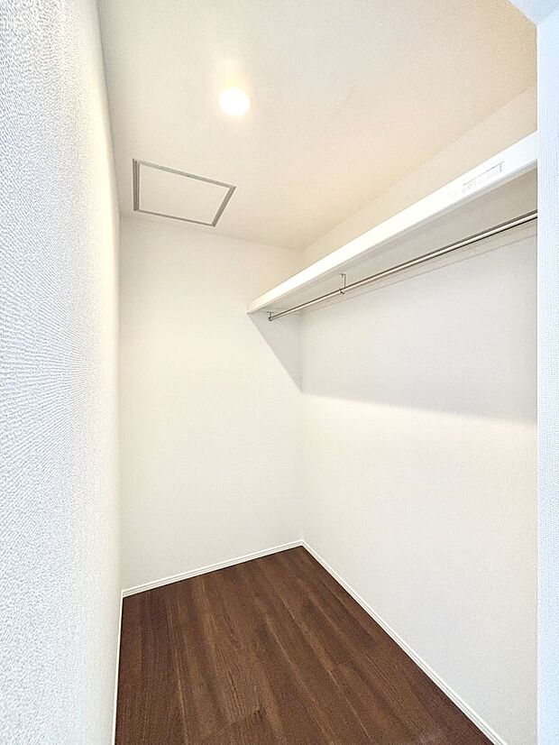ウォークインクローゼット付きで生活空間を広く利用できます。