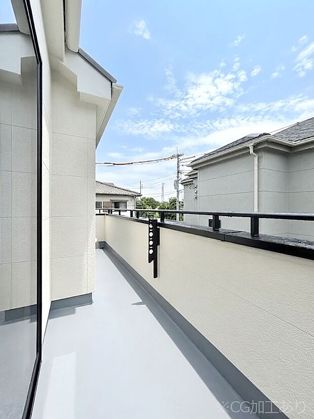 暖かな陽光が降り注ぐバルコニーはお洗濯におすすめ。爽やかな風も心地よいです。