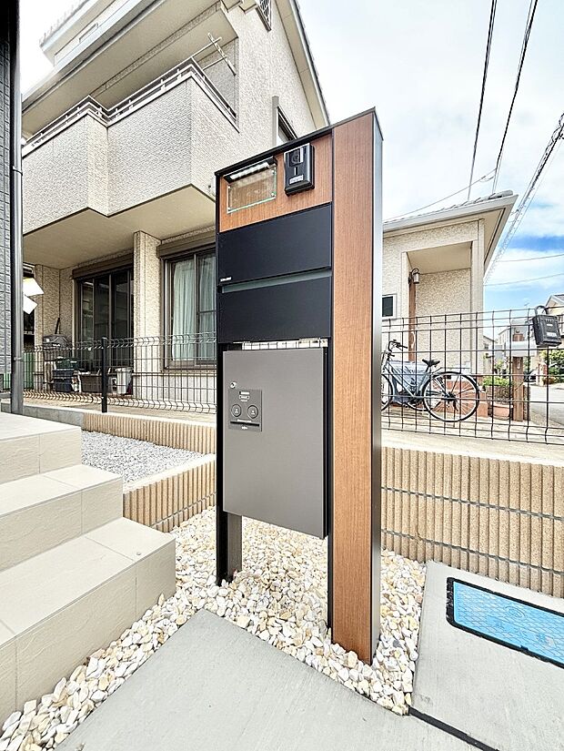 表札・インターホン・ポスト・宅配BOXをひとつに集約。エントランスになじむシンプルデザイン。