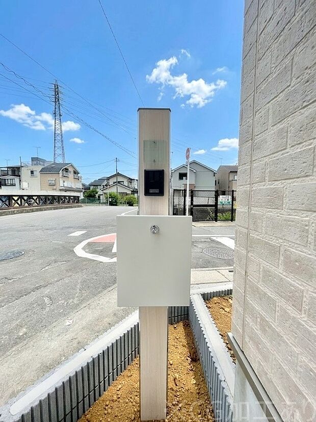 表札・インターホン・ポストをひとつに集約。エントランスになじむシンプルデザイン。