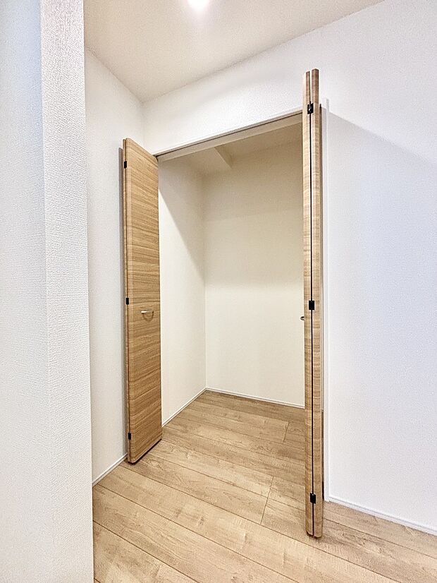 キッチン横収納！食材のストックはもちろん、日用品の収納など使い方はいろいろ！  