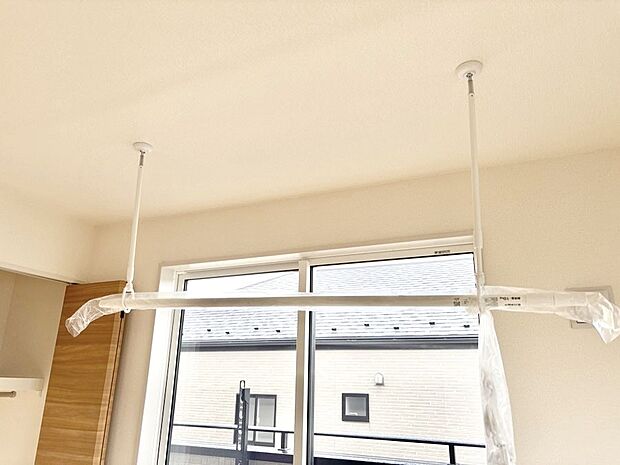 室内物干しポール。梅雨や花粉の時期に大活躍します。  