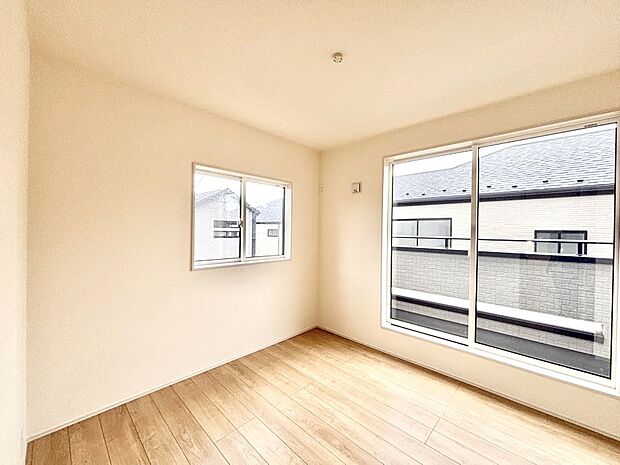 バルコニーが開放感をプラスしてくれる洋室