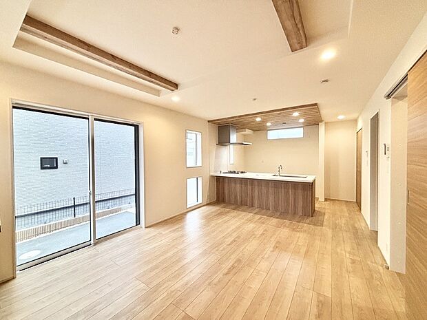 明るい陽光が注ぎ、寛ぎの雰囲気に満たされるダイニング。   