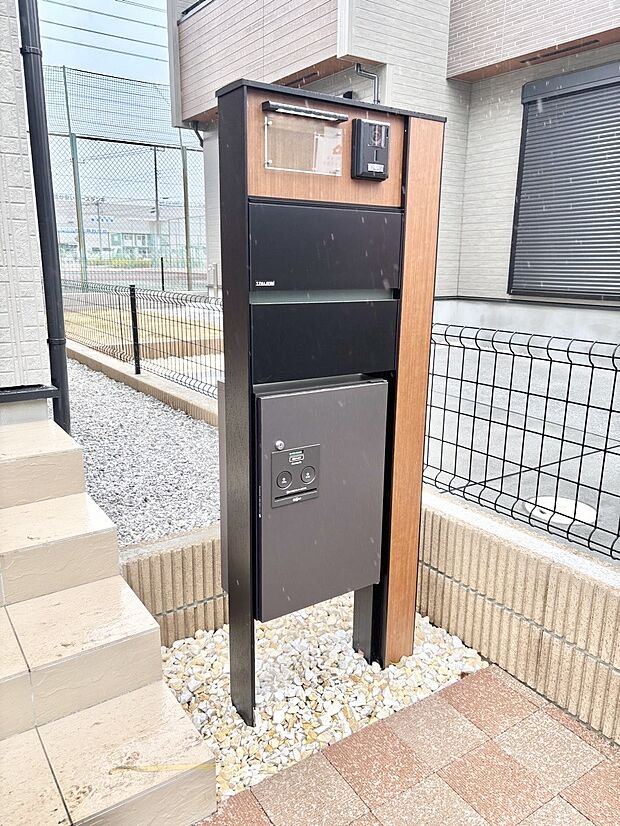 シンプルデザインのポスト。