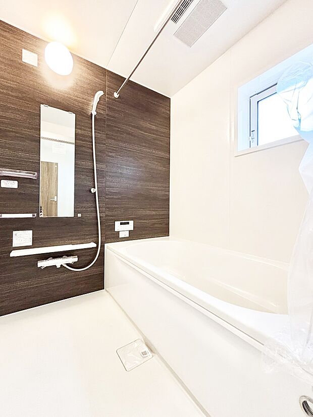 一日の疲れを癒してくれる明るい清潔感のあるバスルーム