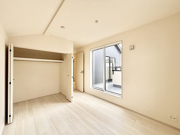 明るいバルコニーサイドに洋室を設置。目覚めの良い寝室に。 