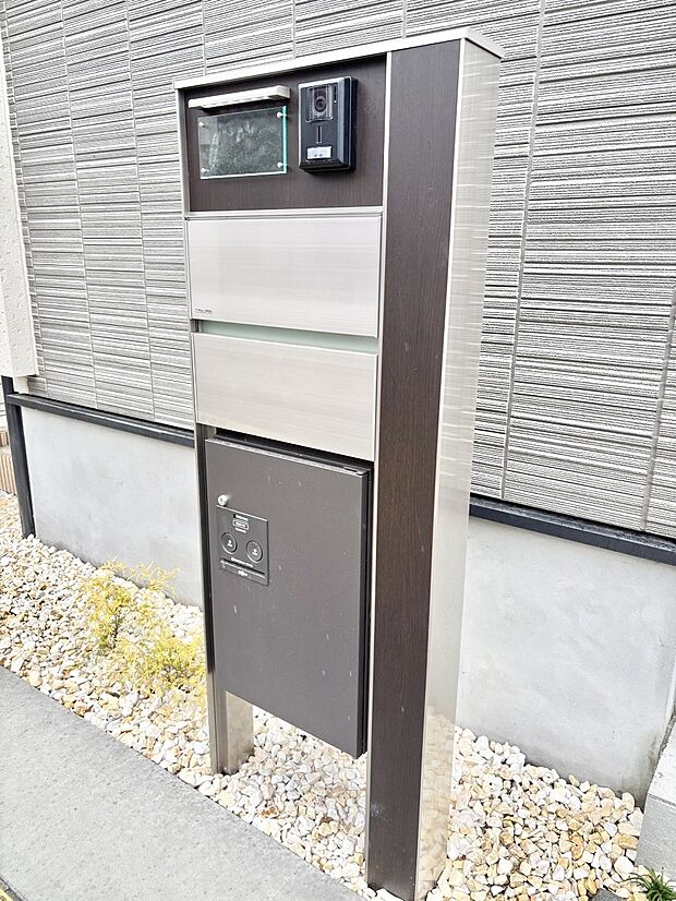 シンプルデザインのポスト。