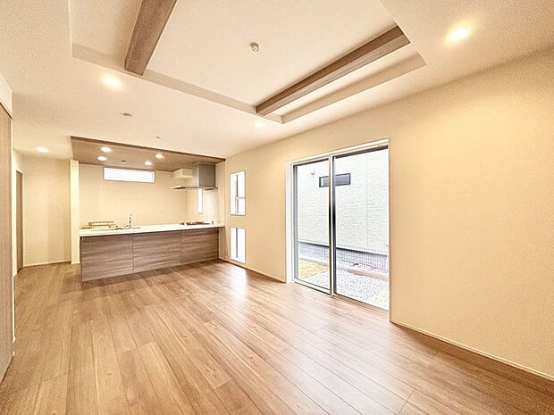 大きな窓からたっぷりの陽光と風を感じられるリビング