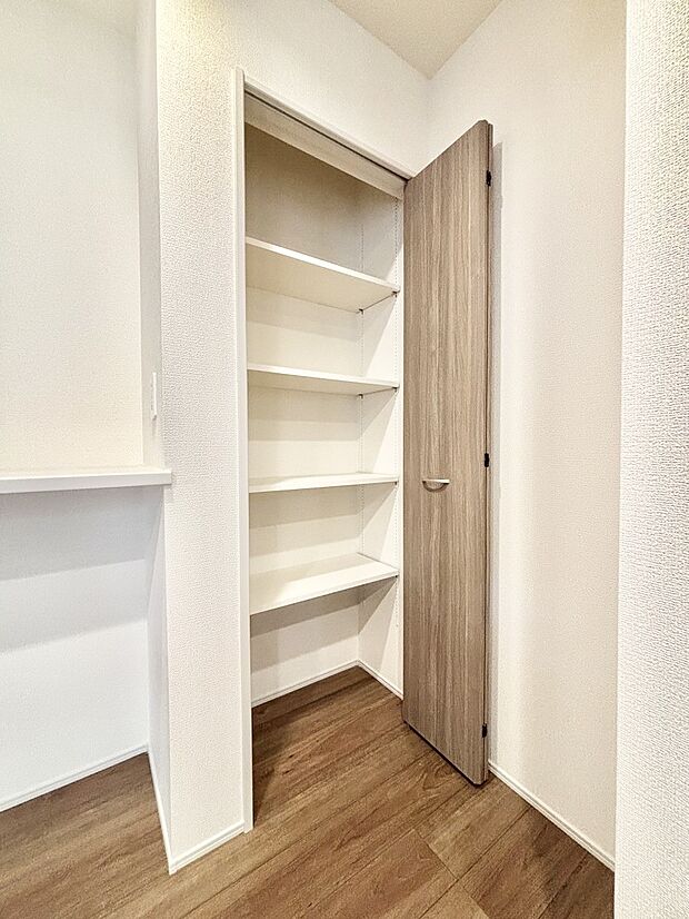 リビング収納。ここに収納があると物が集まるLDKがスッキリ片付きそうですね。  